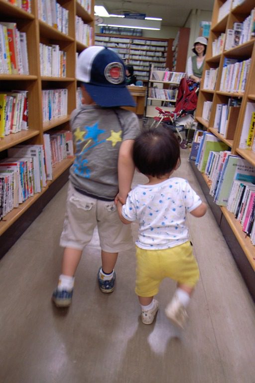 Enfants dans bibliothèque, photo de Yoshiyasu Nishikawa (CC BY-NC-ND 2.0)