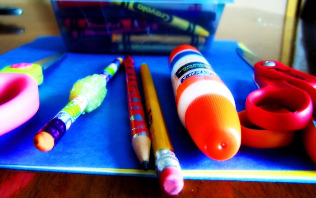 Matériel créatif pour enfants, photo de Carissa Rogers (CC BY 2.0)